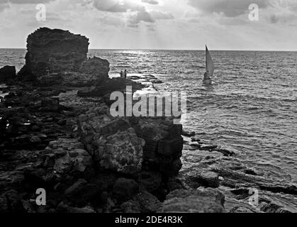 Didascalia originale: Cesarea. (Kaisarieh). Tramonto scena che domina la mischia di tumbled giù resti di roccaforte - Ubicazione: Israele--Cesarea ca. 1938 Foto Stock