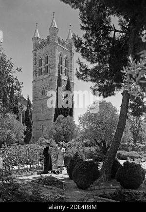 Vescovo e Sig.ra Stewart nel loro giardino a San Giorgio ca. 1940-1946 Foto Stock