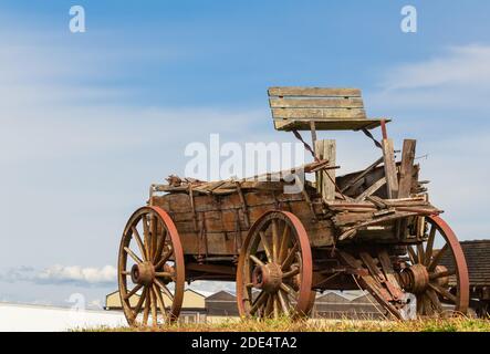 Vecchio carrello di brocken di legno nel campo. Messa a fuoco selettiva, primo piano, foto di strada, foto di viaggio. Foto Stock