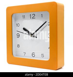 Un'immagine di orologio da parete isolato su sfondo bianco Foto Stock