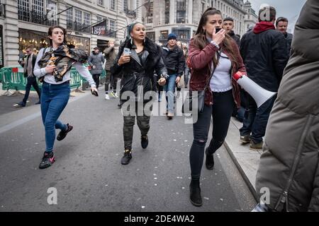 Coronavirus: Scontri e arresti durante manifestazioni anti-blocco mentre i manifestanti continuano a ribellarsi contro le norme codid19 di blocco a Londra. Foto Stock