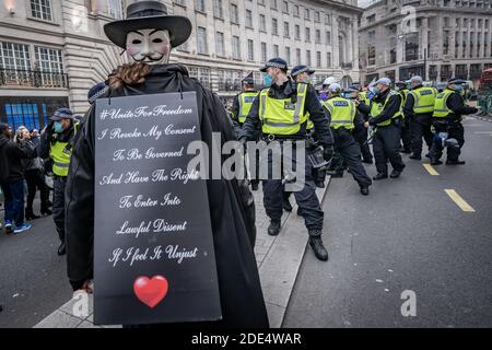 Coronavirus: Scontri e arresti durante manifestazioni anti-blocco mentre i manifestanti continuano a ribellarsi contro le norme codid19 di blocco a Londra. Foto Stock