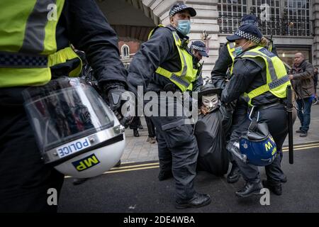 Coronavirus: Scontri e arresti durante manifestazioni anti-blocco mentre i manifestanti continuano a ribellarsi contro le norme codid19 di blocco a Londra. Foto Stock