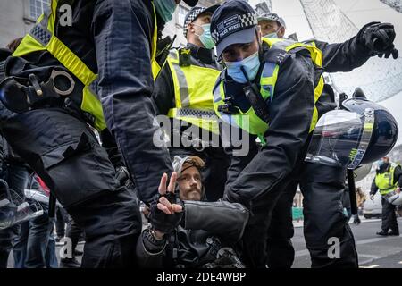 Coronavirus: Scontri e arresti durante manifestazioni anti-blocco mentre i manifestanti continuano a ribellarsi contro le norme codid19 di blocco a Londra. Foto Stock