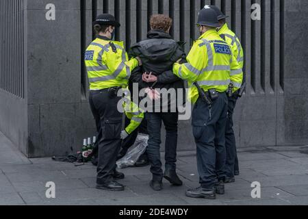 Coronavirus: Scontri e arresti durante manifestazioni anti-blocco mentre i manifestanti continuano a ribellarsi contro le norme codid19 di blocco a Londra. Foto Stock