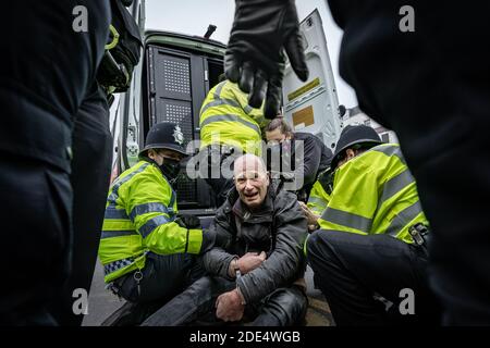 Coronavirus: Scontri e arresti durante manifestazioni anti-blocco mentre i manifestanti continuano a ribellarsi contro le norme codid19 di blocco a Londra. Foto Stock