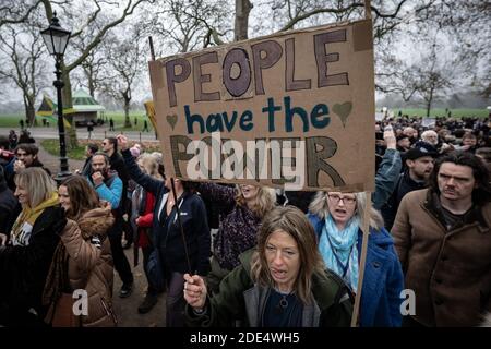 Coronavirus: Scontri e arresti durante manifestazioni anti-blocco mentre i manifestanti continuano a ribellarsi contro le norme codid19 di blocco a Londra. Foto Stock