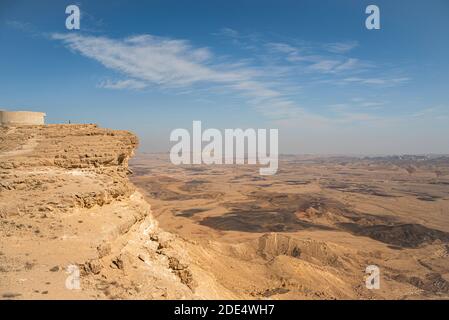 Splendida vista spettacolare sul deserto. Natura selvaggia. Paesaggio naturale. Cratere di Makhtesh Ramon, Israele. Foto di alta qualità Foto Stock