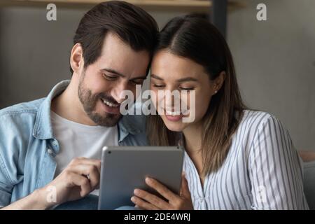 Felice coppia utilizzare tablet shopping su gadget online Foto Stock