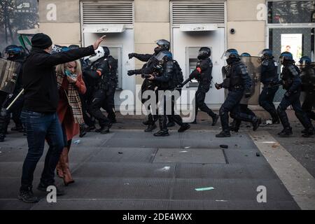 Parigi, Francia. 28 Nov 2020. I poliziotti tengono la guardia durante gli scontri con i manifestanti in una protesta a Parigi, Francia, 28 novembre 2020. Sabato sono scoppiate violenze tra polizia e dimostranti a Parigi e in altre città francesi durante le proteste contro un controverso progetto di legge che limita la pubblicazione di immagini della polizia. Credit: Aurelien Morissard/Xinhua/Alamy Live News Foto Stock