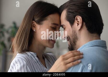 La coppia felice gode insieme di un momento romantico tenero Foto Stock