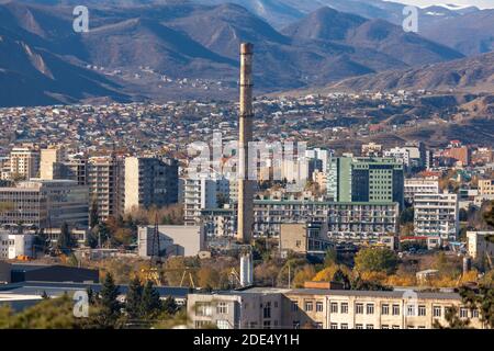 Riscaldamento camino impianto a vapore nella città di Tbilisi. Ecologia Foto Stock