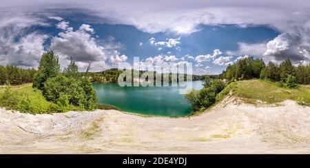 Visualizzazione panoramica a 360 gradi di Piena sferica perfetta hdri panorama a 360 gradi angolo di visione su Limestone Coast di enormi verde lago o fiume vicino alla foresta in giornata estiva con belle c