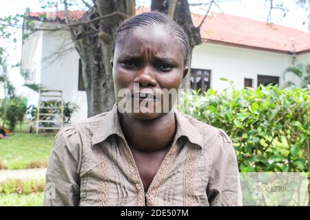 Irine Akinyi, 28 anni, vittima di avvelenamento da piombo nel villaggio di Uwino Uhuru di Changamwe visto dopo un'intervista con la stampa. Soffre di problemi renali e tiroidei come risultato dell'esposizione all'avvelenamento da piombo da una società di fusione di batterie al piombo nel suo quartiere. L'azienda è stata finora chiusa, ma i danni lasciati sono stati mortali. In una sentenza Landmark all'inizio di quest'anno, il governo e i due investitori privati sono stati ordinati di pagare alle vittime un ksh 1.3 miliardi equivalente a 12 milioni di dollari come risarcimento, una questione che il governo attraverso il procuratore generale ha appello Foto Stock