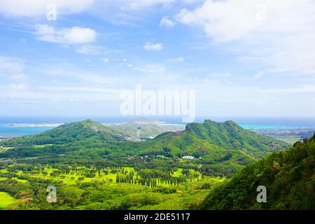 Bella vista di Kaneohe visto dall'alto Pali Lookout verso l'oceano e la città di Kaneohe Foto Stock