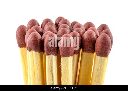 Una pila di partite con teste rosse disposte in cerchio, isolate su sfondo bianco. Foto Stock