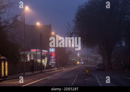 Northampton, Regno Unito, 29 novembre 2020. Un inizio nebbioso della giornata guardando lungo Wellingborough Road verso un garage esso e un minimarket Tesco. Credit: K J Smith./Alamy Live News Foto Stock