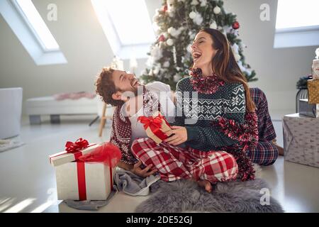 coppia caucasica che ride a natale mattina Foto Stock
