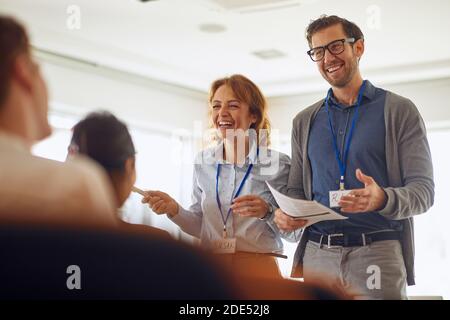 Allegri leader di team che si godono una riunione in un'atmosfera piacevole in una sala conferenze. Persone, lavoro, azienda, business concept. Foto Stock