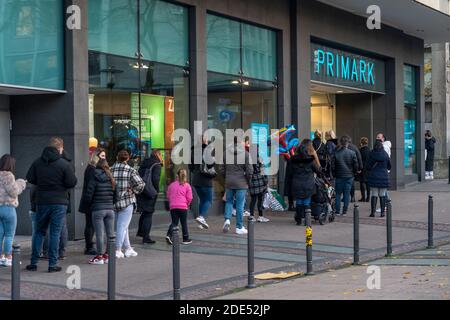 Via dello shopping, a Kennedy Platz, lunghe code di fronte ad alcuni negozi, qui la catena di moda sconto Primark, zona pedonale, pieno, molte persone sho Foto Stock