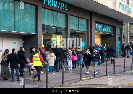 Via dello shopping, a Kennedy Platz, lunghe code di fronte ad alcuni negozi, qui la catena di moda sconto Primark, zona pedonale, pieno, molte persone sho Foto Stock