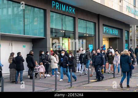 Via dello shopping, a Kennedy Platz, lunghe code di fronte ad alcuni negozi, qui la catena di moda sconto Primark, zona pedonale, pieno, molte persone sho Foto Stock