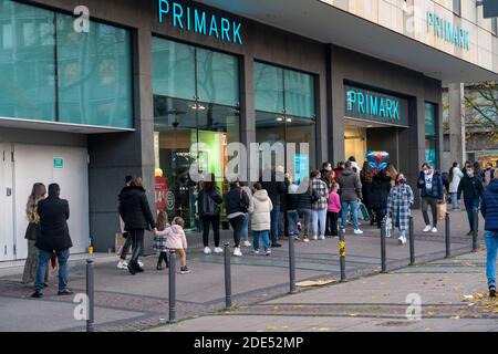 Via dello shopping, a Kennedy Platz, lunghe code di fronte ad alcuni negozi, qui la catena di moda sconto Primark, zona pedonale, pieno, molte persone sho Foto Stock