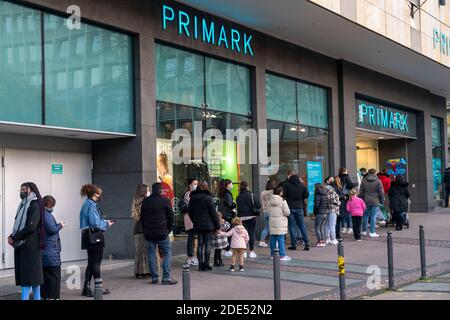 Via dello shopping, a Kennedy Platz, lunghe code di fronte ad alcuni negozi, qui la catena di moda sconto Primark, zona pedonale, pieno, molte persone sho Foto Stock