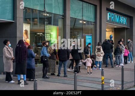 Via dello shopping, a Kennedy Platz, lunghe code di fronte ad alcuni negozi, qui la catena di moda sconto Primark, zona pedonale, pieno, molte persone sho Foto Stock