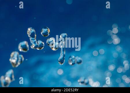 un'immagine di gocce d'acqua catturate nell'aria a mezz'aria su una fontana Foto Stock