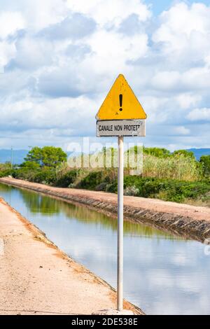 Canale non protetto segnale stradale giallo in Sardegna Foto Stock