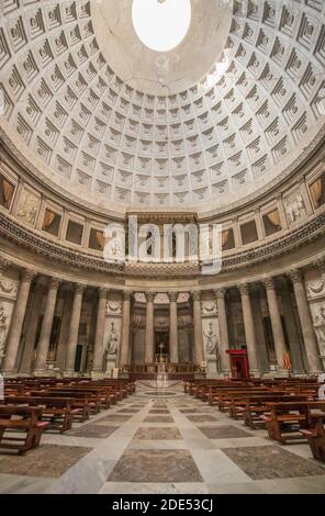 San Francesco di Paola, una delle chiese principali di Napoli, fu completata nel 1816 sotto il dominio dei Borboni. Qui in particolare sono gli interni Foto Stock