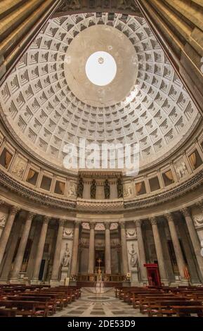 San Francesco di Paola, una delle chiese principali di Napoli, fu completata nel 1816 sotto il dominio dei Borboni. Qui in particolare sono gli interni Foto Stock