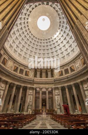 San Francesco di Paola, una delle chiese principali di Napoli, fu completata nel 1816 sotto il dominio dei Borboni. Qui in particolare sono gli interni Foto Stock