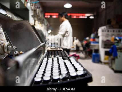 Kunming, provincia cinese di Yunnan. 12 Nov 2020. Gli abitanti di un villaggio elaborano lenti ottiche in un laboratorio di riduzione della povertà nella Contea di Zhenxiong, nella provincia di Yunnan nella Cina sudoccidentale, 12 novembre 2020. Credit: Wang Guansen/Xinhua/Alamy Live News Foto Stock