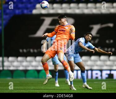 Kieffer Moore n° 10 di Cardiff City testa la palla sotto Pressione da Sam McCallum n. 21 di Coventry City Foto Stock