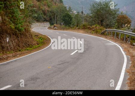 Foto di strada vuota ad Arunachal Pradesh, India Foto Stock