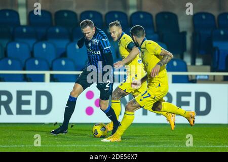 Josip Ilicic di Atalanta e Federico Dimarco, Federico Ceccherini di Hellas Verona durante il campionato italiano Serie A f/LM Foto Stock