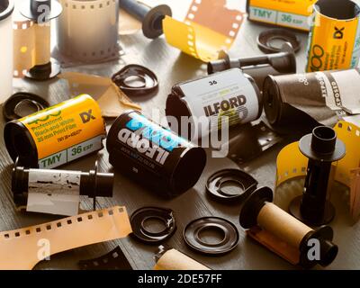 Contenitori di pellicola vuoti da 35 mm dalla pellicola sviluppata lasciata in una camera oscura Foto Stock