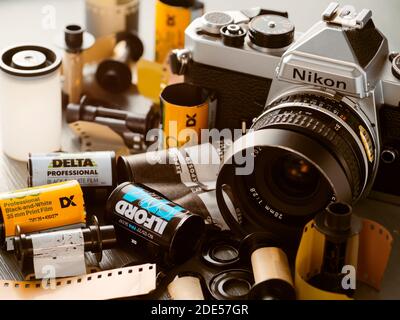 Contenitori di pellicola vuoti da 35 mm dalla pellicola sviluppata lasciata in una camera oscura Foto Stock