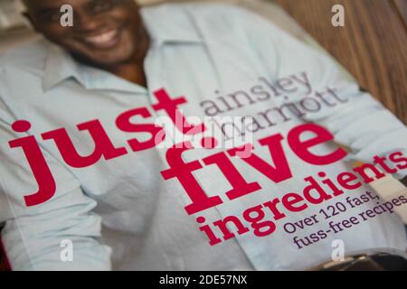 Durham, UK - 20 Nov 2020: Libro di cucina delle celebrità di Ainsley Harriott - appena cinque ingredienti. Come si vede in TV: È facile creare ricette a casa. Impara a cucinare Foto Stock