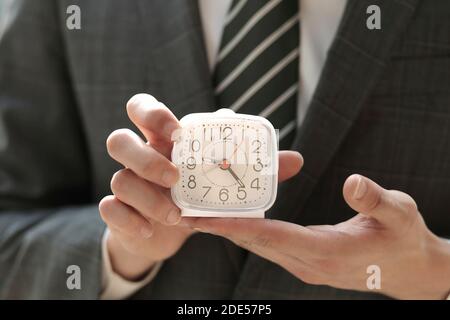 Primo piano di uomo d'affari tenendo orologio. Concetti di business, finanza e stile di vita Foto Stock