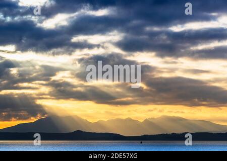 Vista a ovest sul Firth of Clyde dalla costa Ayrshire verso l'isola di Millport e l'isola di Arran in lontananza, Ayrshire, Scozia, Regno Unito. Foto Stock