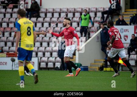 MORECAMBE, INGHILTERRA. 28 NOVEMBRE Cole Stockton del Morecambe FC festeggia con i suoi compagni di squadra dopo aver segnato durante la 2a gara di Coppa fa tra Morecambe e Solihull Moors alla Globe Arena di Morecambe sabato 28 novembre 2020. (Credit: Ian Charles | MI News) Credit: MI News & Sport /Alamy Live News Foto Stock