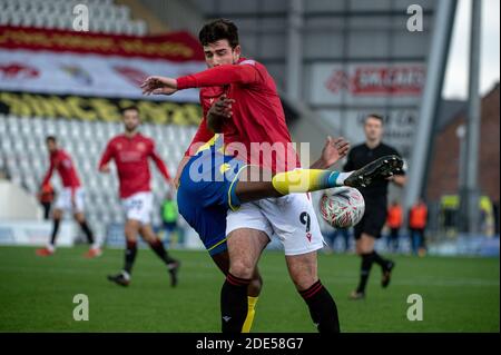 MORECAMBE, INGHILTERRA. 28 NOVEMBRE Cole Stockton del Morecambe FC è stato affrontato da Jordan Cranston del Solihull Moors FC durante la 2a gara di Coppa fa tra Morecambe e Solihull Moors alla Globe Arena di Morecambe sabato 28 novembre 2020. (Credit: Ian Charles | MI News) Credit: MI News & Sport /Alamy Live News Foto Stock