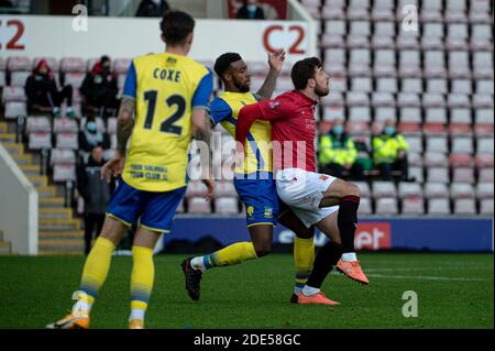 MORECAMBE, INGHILTERRA. 28 NOVEMBRE Cole Stockton del Morecambe FC si aggina con Tyrone Williams del Solihull Moors FC durante la 2a gara di Coppa fa tra Morecambe e Solihull Moors alla Globe Arena di Morecambe sabato 28 novembre 2020. (Credit: Ian Charles | MI News) Credit: MI News & Sport /Alamy Live News Foto Stock