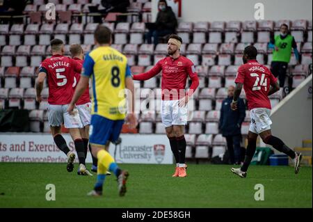 MORECAMBE, INGHILTERRA. 28 NOVEMBRE Cole Stockton del Morecambe FC festeggia con i suoi compagni di squadra dopo aver segnato durante la 2a gara di Coppa fa tra Morecambe e Solihull Moors alla Globe Arena di Morecambe sabato 28 novembre 2020. (Credit: Ian Charles | MI News) Credit: MI News & Sport /Alamy Live News Foto Stock