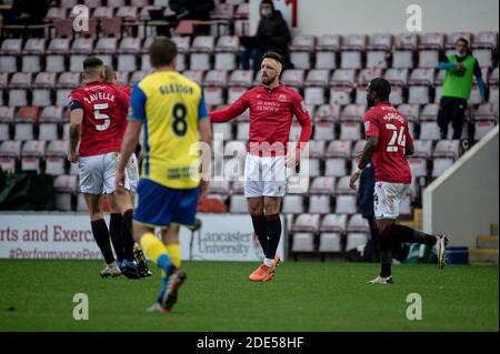 MORECAMBE, INGHILTERRA. 28 NOVEMBRE Cole Stockton del Morecambe FC festeggia con i suoi compagni di squadra dopo aver segnato durante la 2a gara di Coppa fa tra Morecambe e Solihull Moors alla Globe Arena di Morecambe sabato 28 novembre 2020. (Credit: Ian Charles | MI News) Credit: MI News & Sport /Alamy Live News Foto Stock