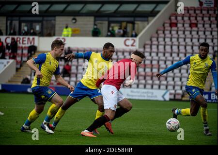 MORECAMBE, INGHILTERRA. 28 NOVEMBRE Cole Stockton del Morecambe FC sotto pressione durante la 2a gara di Coppa fa tra Morecambe e Solihull Moors alla Globe Arena, Morecambe sabato 28 novembre 2020. (Credit: Ian Charles | MI News) Credit: MI News & Sport /Alamy Live News Foto Stock