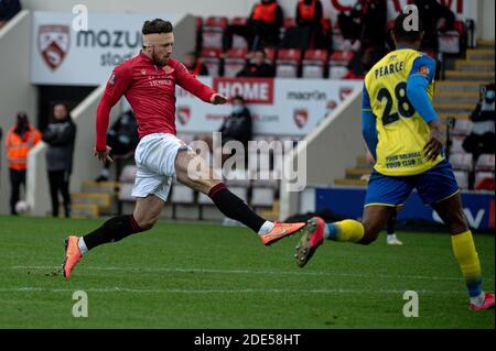 MORECAMBE, INGHILTERRA. 28 NOVEMBRE Cole Stockton del Morecambe FC prende il via nell'equalizzatore durante la 2a gara di Coppa fa tra Morecambe e Solihull Moors alla Globe Arena di Morecambe sabato 28 novembre 2020. (Credit: Ian Charles | MI News) Credit: MI News & Sport /Alamy Live News Foto Stock